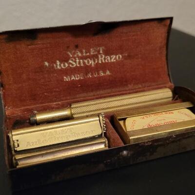 Lot 202: Vintage Travel Razors with Original Cases
