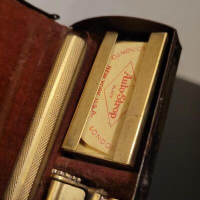 Lot 202: Vintage Travel Razors with Original Cases