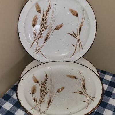 Lot 207: Wedgwood "Wheat" Plates