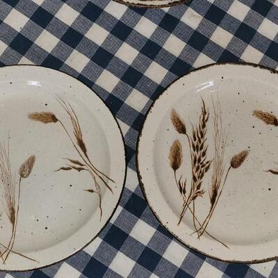 Lot 207: Wedgwood "Wheat" Plates