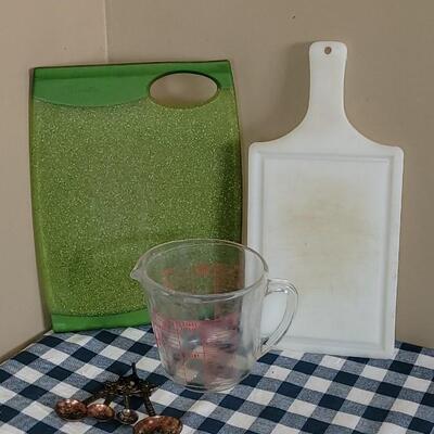 Lot 213: Cutting Boards Copper Measuring Spoons and a 4 Cup Measuring Cup
