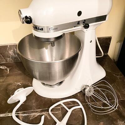 WHITE KITCHENAID CLASSIC MIXER WITH ATTACHMENTS