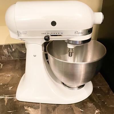 WHITE KITCHENAID CLASSIC MIXER WITH ATTACHMENTS