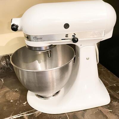 WHITE KITCHENAID CLASSIC MIXER WITH ATTACHMENTS