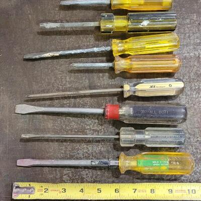 Lot 240: Assorted Vintage Screwdrivers LOT A