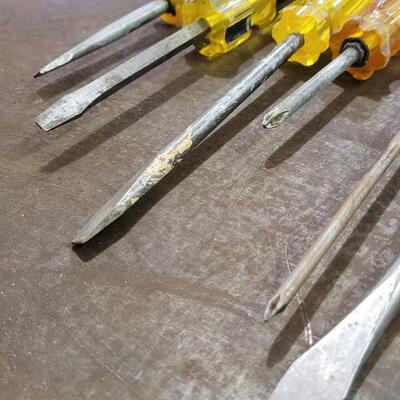 Lot 240: Assorted Vintage Screwdrivers LOT A