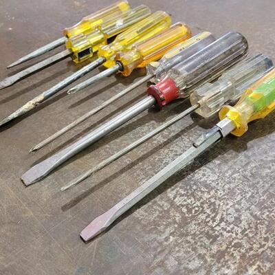 Lot 240: Assorted Vintage Screwdrivers LOT A