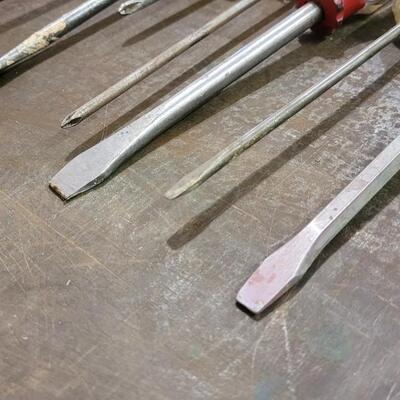 Lot 240: Assorted Vintage Screwdrivers LOT A