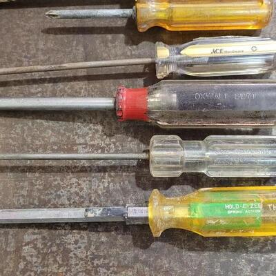 Lot 240: Assorted Vintage Screwdrivers LOT A