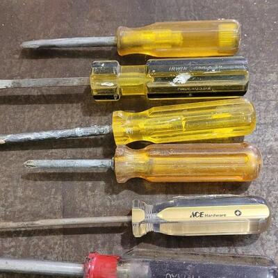 Lot 240: Assorted Vintage Screwdrivers LOT A