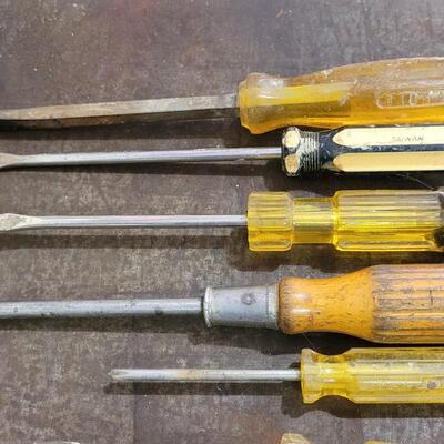 Lot 241: Vintage Assorted SCREWDRIVERS LOT B