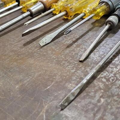Lot 241: Vintage Assorted SCREWDRIVERS LOT B