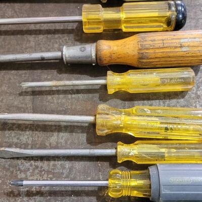 Lot 241: Vintage Assorted SCREWDRIVERS LOT B