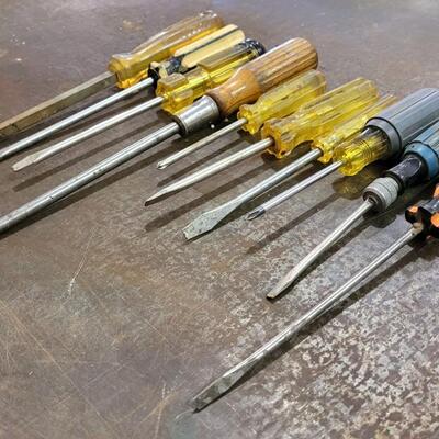 Lot 241: Vintage Assorted SCREWDRIVERS LOT B