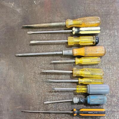 Lot 241: Vintage Assorted SCREWDRIVERS LOT B