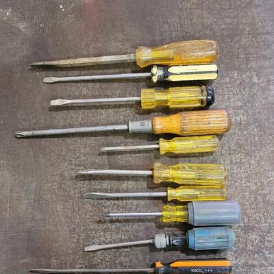 Lot 241: Vintage Assorted SCREWDRIVERS LOT B