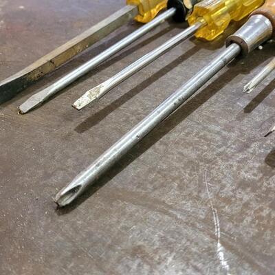 Lot 241: Vintage Assorted SCREWDRIVERS LOT B