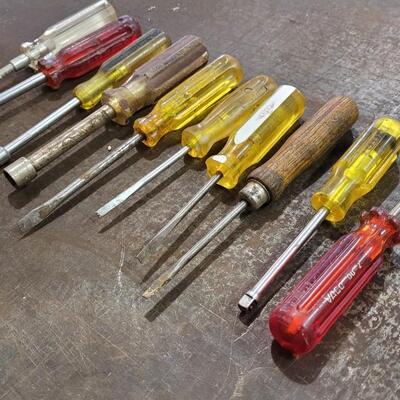 Lot 242: Vintage Assorted SCREWDRIVERS LOT C