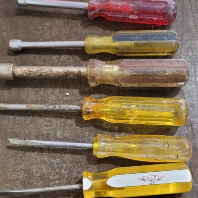 Lot 242: Vintage Assorted SCREWDRIVERS LOT C