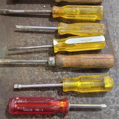 Lot 242: Vintage Assorted SCREWDRIVERS LOT C