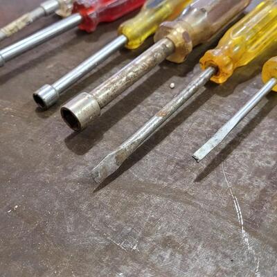 Lot 242: Vintage Assorted SCREWDRIVERS LOT C