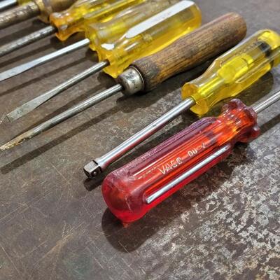 Lot 242: Vintage Assorted SCREWDRIVERS LOT C