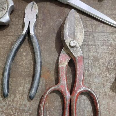 Lot 252: Assortment of Vintage Tools LOT i