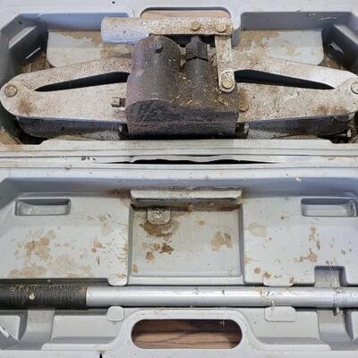 Lot 256: PRO LIFT Heavy Duty Scissor Jack w/ Case 