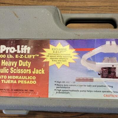 Lot 256: PRO LIFT Heavy Duty Scissor Jack w/ Case 
