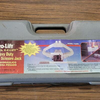 Lot 256: PRO LIFT Heavy Duty Scissor Jack w/ Case 