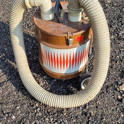Lot 259: 5 Gallon Vintage Shop Vacuu.