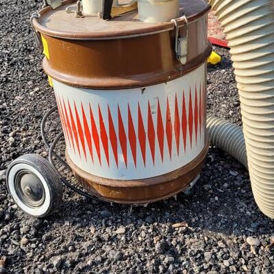 Lot 259: 5 Gallon Vintage Shop Vacuu.