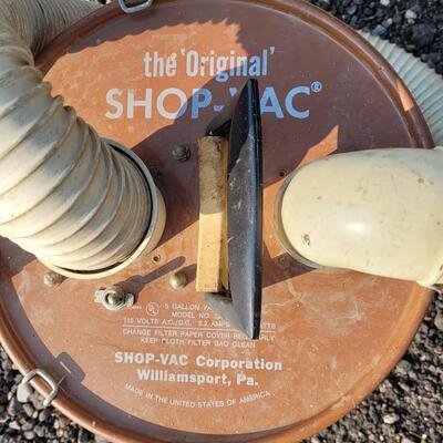 Lot 259: 5 Gallon Vintage Shop Vacuu.