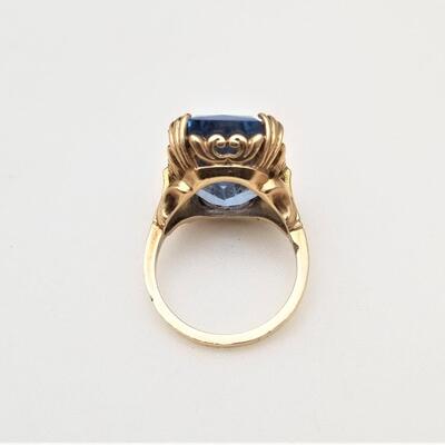 Lot #170   10kt Yellow Gold Ring - Gorgeous Blue stone, Size 6
