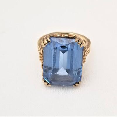 Lot #170   10kt Yellow Gold Ring - Gorgeous Blue stone, Size 6