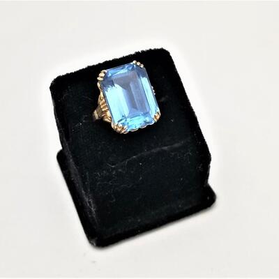 Lot #170   10kt Yellow Gold Ring - Gorgeous Blue stone, Size 6