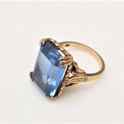 Lot #170   10kt Yellow Gold Ring - Gorgeous Blue stone, Size 6