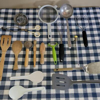 Lot 272: Kitchen Utensils Lot 