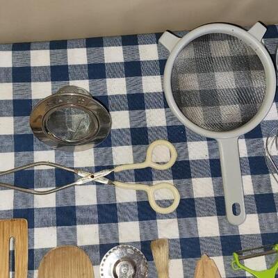Lot 272: Kitchen Utensils Lot 