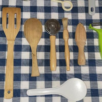 Lot 272: Kitchen Utensils Lot 