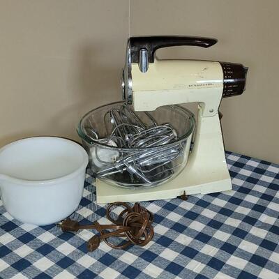 Lot 274: Vintage Sunbeam Mixer, 2 Bowls, 4 Sets of Beaters