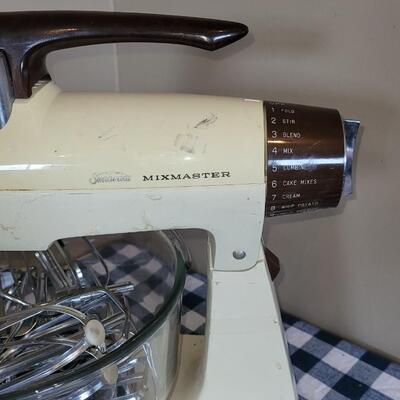 Lot 274: Vintage Sunbeam Mixer, 2 Bowls, 4 Sets of Beaters