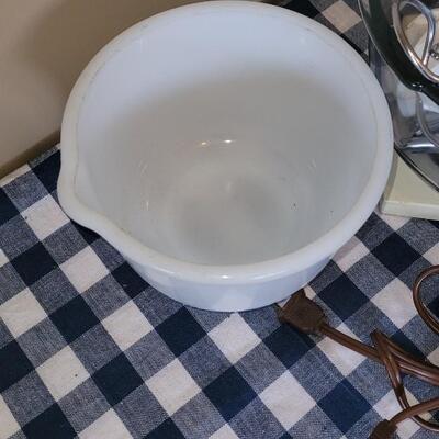 Lot 274: Vintage Sunbeam Mixer, 2 Bowls, 4 Sets of Beaters