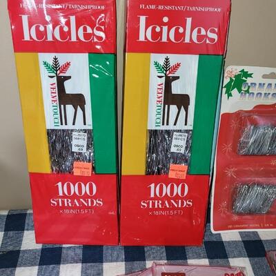 Lot 282: Icicles and Ornament Hooks Lot
