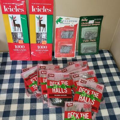 Lot 282: Icicles and Ornament Hooks Lot