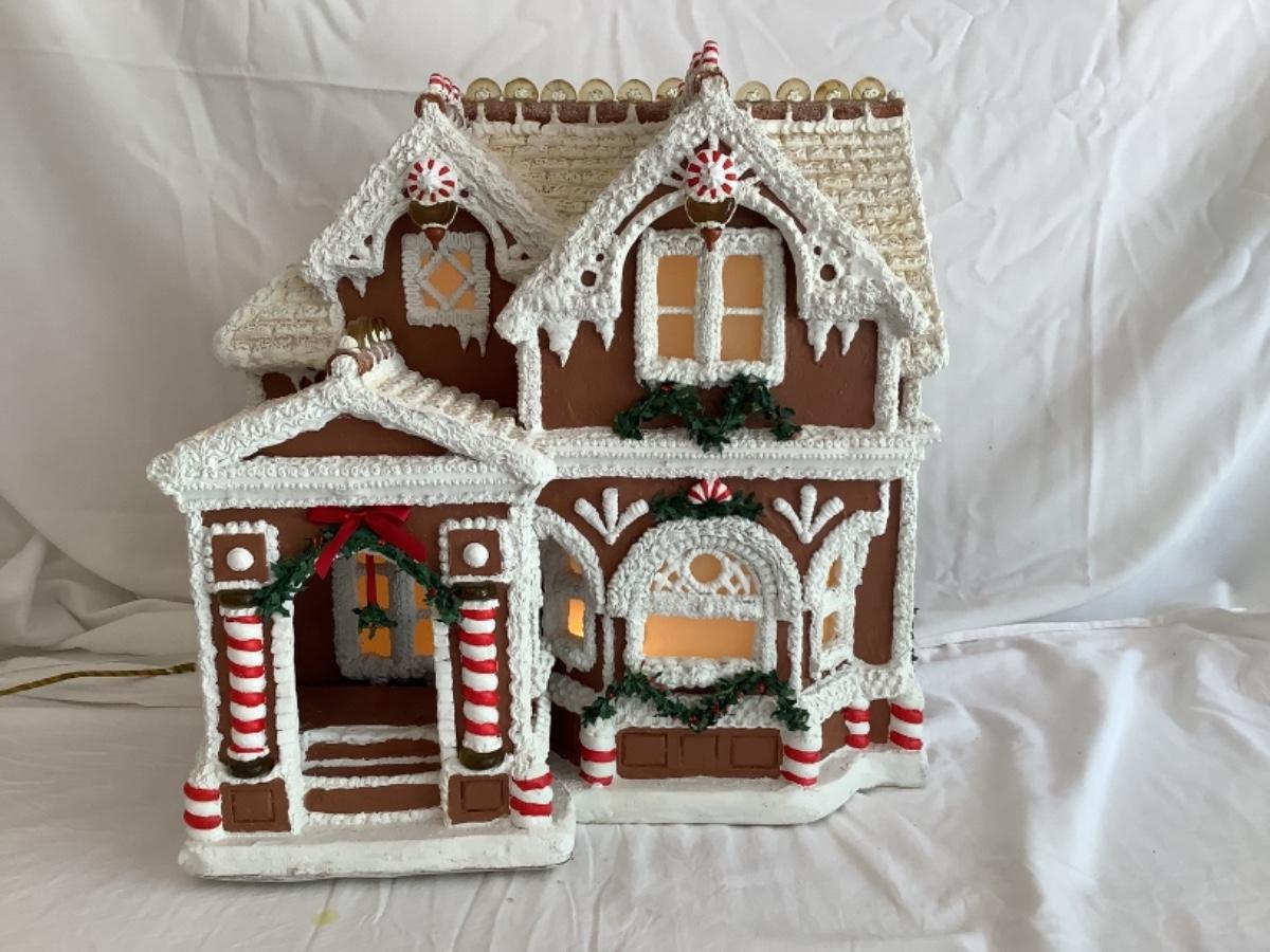 G1062 Large Byers Choice Lighted Gingerbread House | EstateSales.org