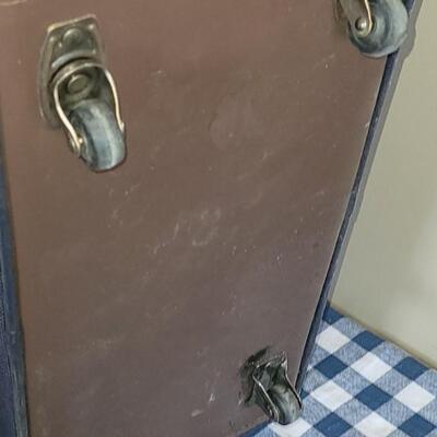 Lot 330: Samsonite Rolling Suitcase 