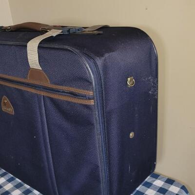 Lot 330: Samsonite Rolling Suitcase 