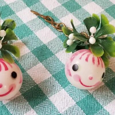 Lot 344: Vintage Plastic Mistletoe & Plastic Snowmen Deco