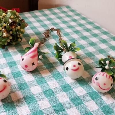 Lot 344: Vintage Plastic Mistletoe & Plastic Snowmen Deco